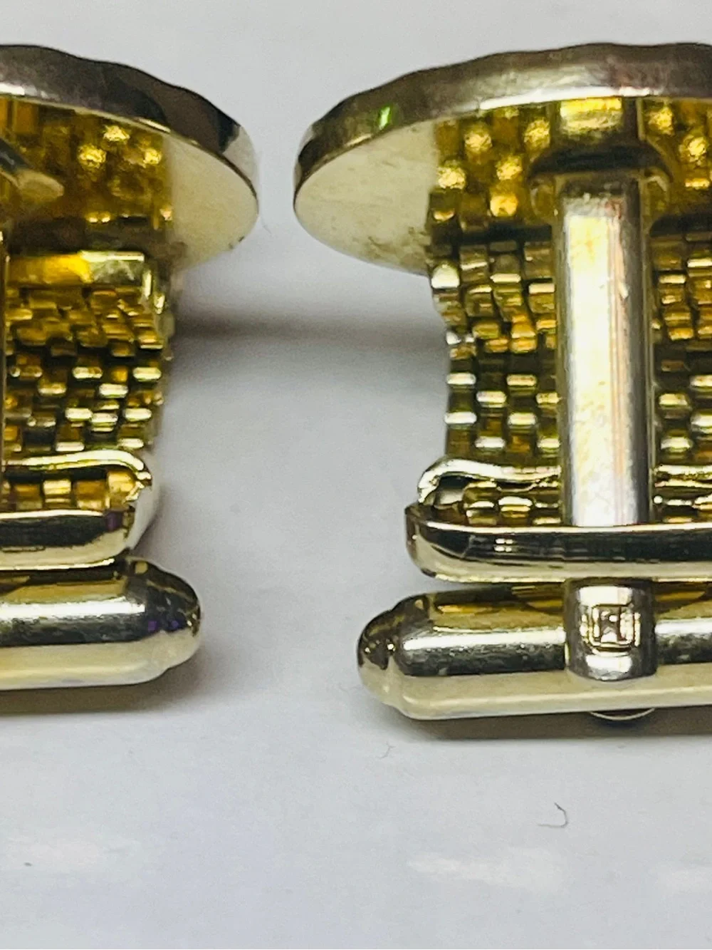Vintage Hickok Mid Century Modern Wrap Around Gold Tone Mesh Cufflinks Signed